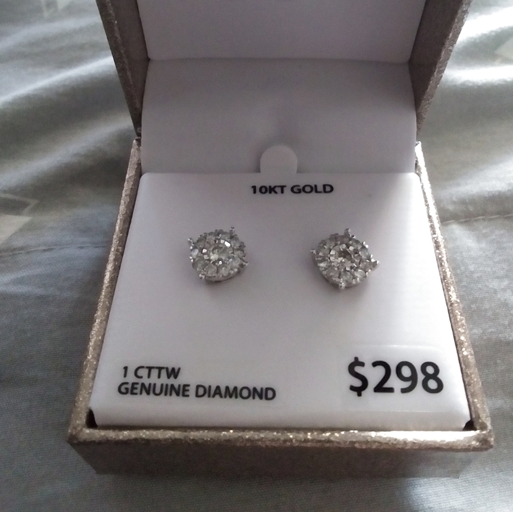 10kt White Gold Diamond Earrings